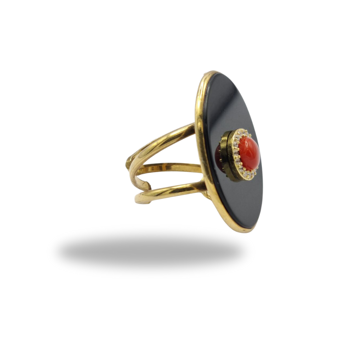 Ring in golden 925 silver with oval plate in onyx and coral