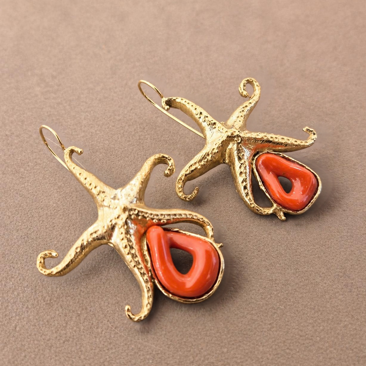 Orecchini in Bronzo dorato Stella marina con creola di Corallo rosso Mediterraneo