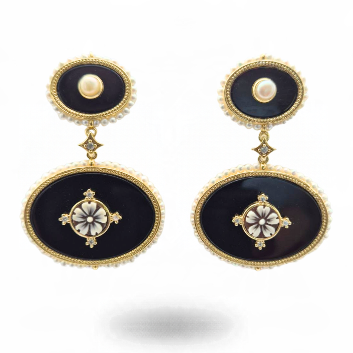 Orecchini in Argento 925 dorato con due piastre ovali in Onice, Perle, Cammei e giro di Perle