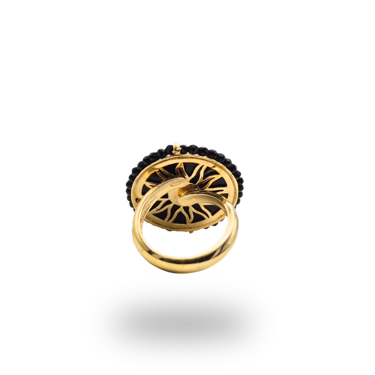 Anello in Argento 925 dorato con piastra tonda in Onice, spola di Corallo rosso e giro di Spinelli neri. Misura regolabile