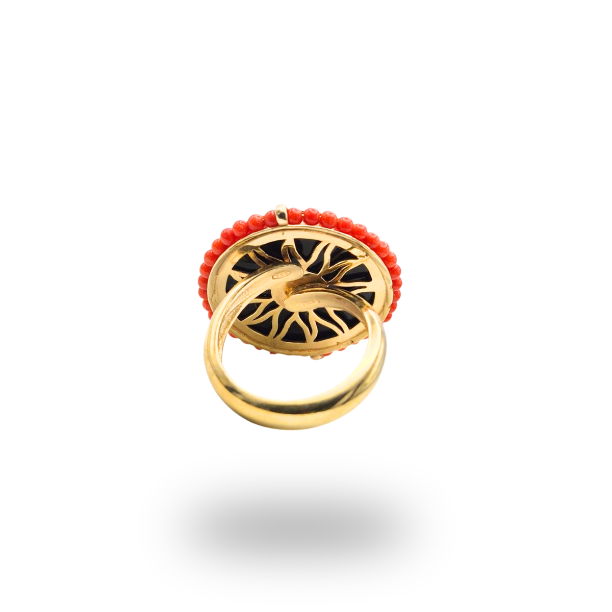 Anello in Argento 925 dorato con piastra tonda in Onice, spola di Corallo rosso e giro di Corallo rosso. Misura regolabile