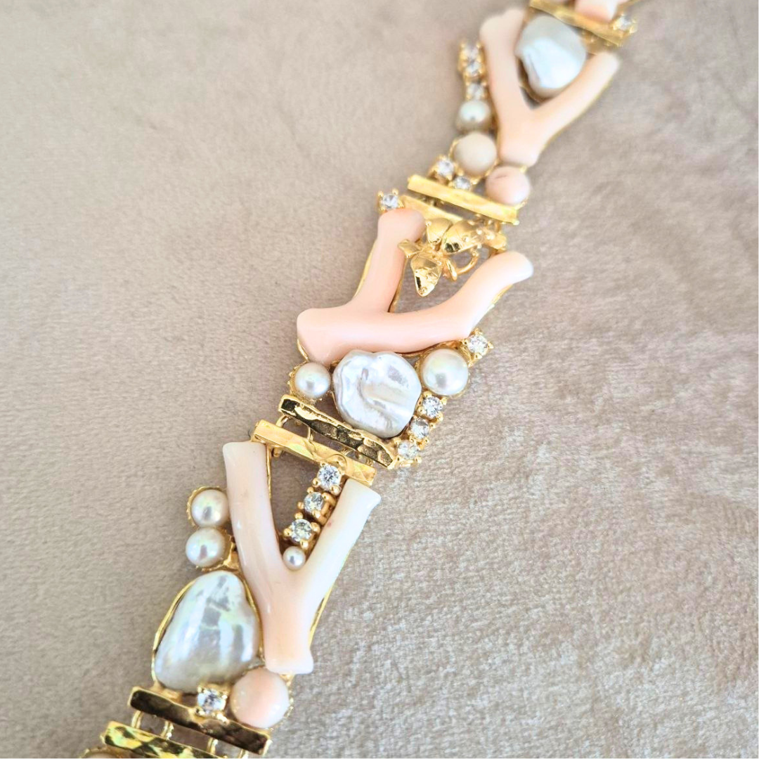 Bracciale in Bronzo dorato con rami di Corallo rosa e Perle