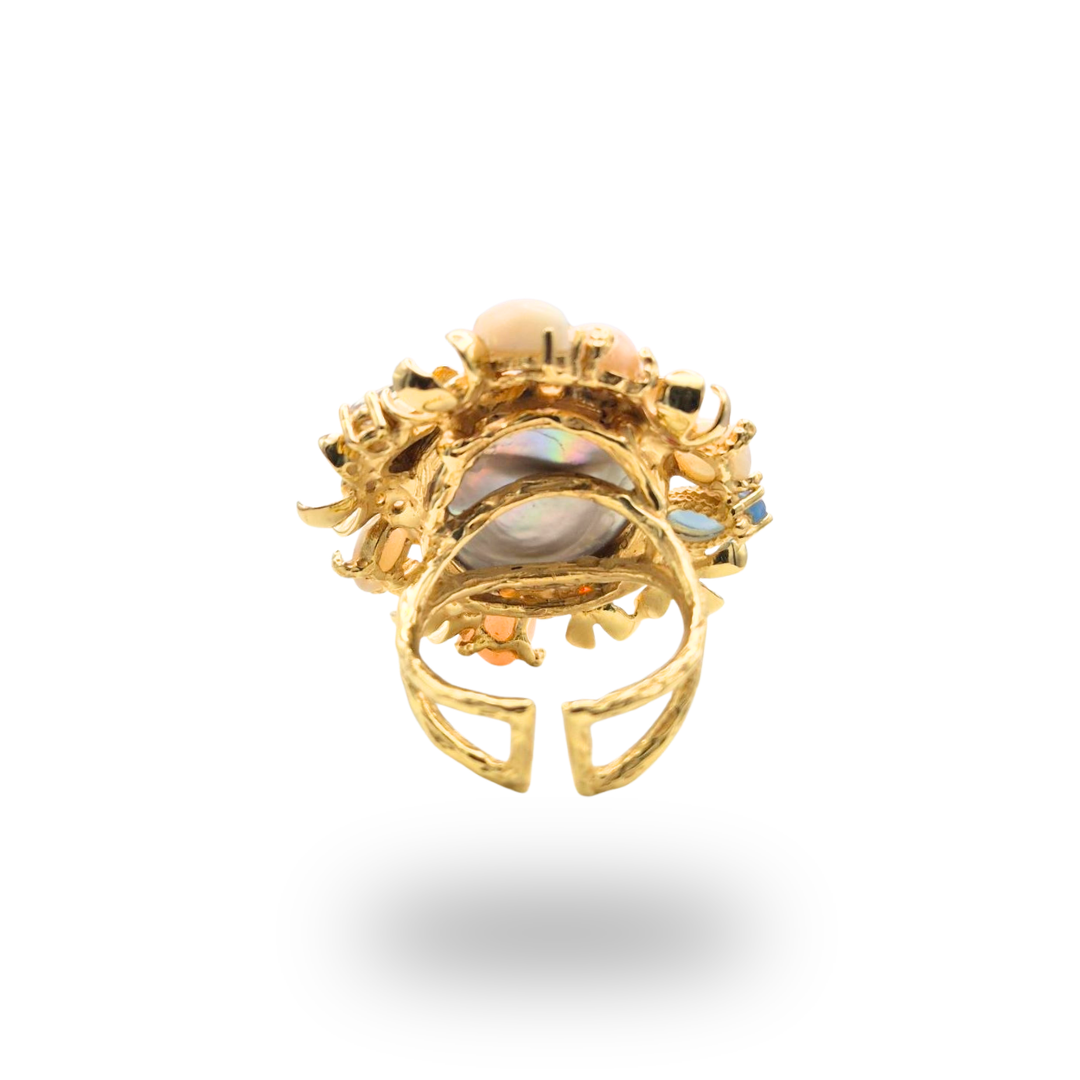 Anello in Bronzo dorato in tema floreale con Perla grigia centrale, Corallo rosa e Opale