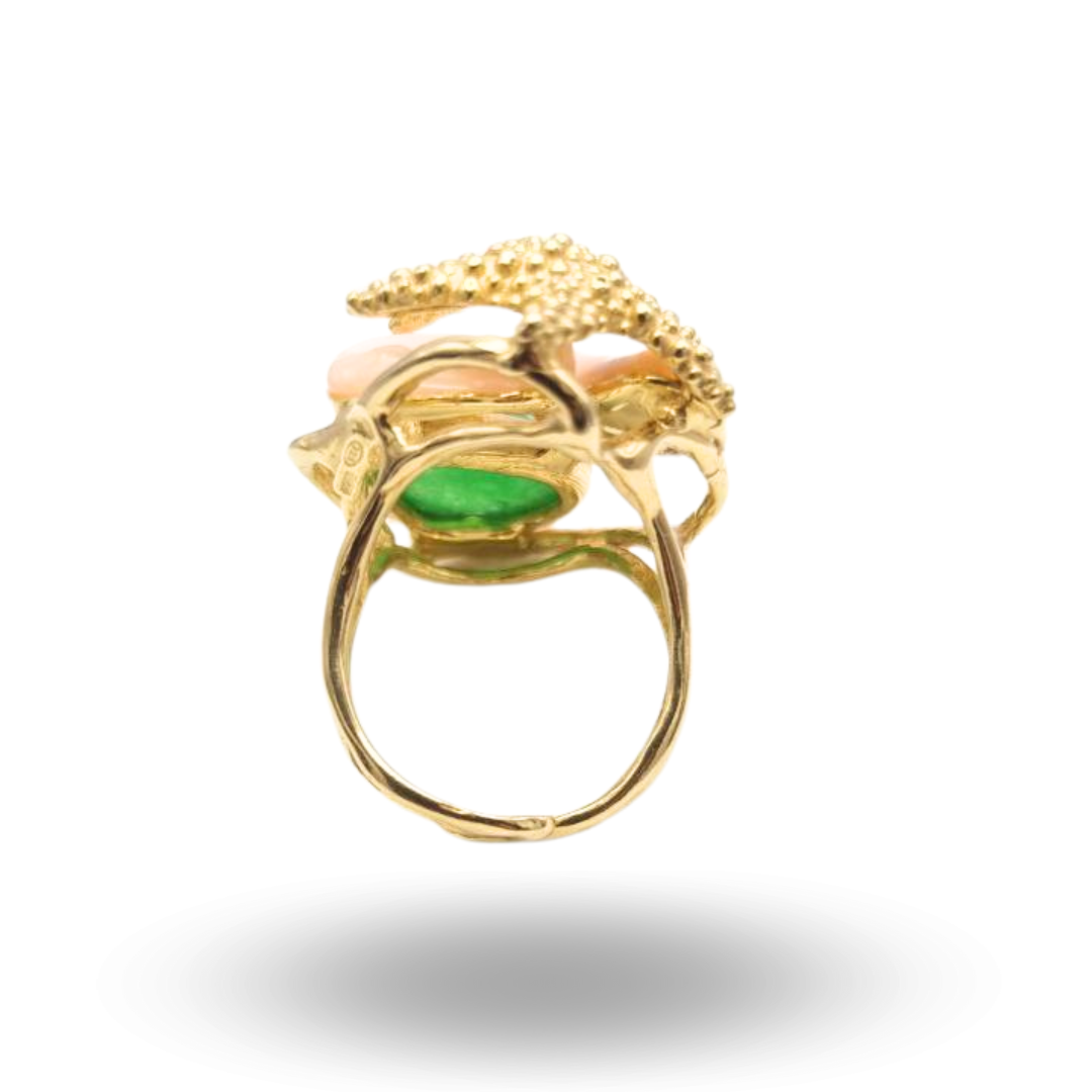 Anello in Argento 925 dorato con Stella marina, sassi di Corallo rosa e Crisoprasio.