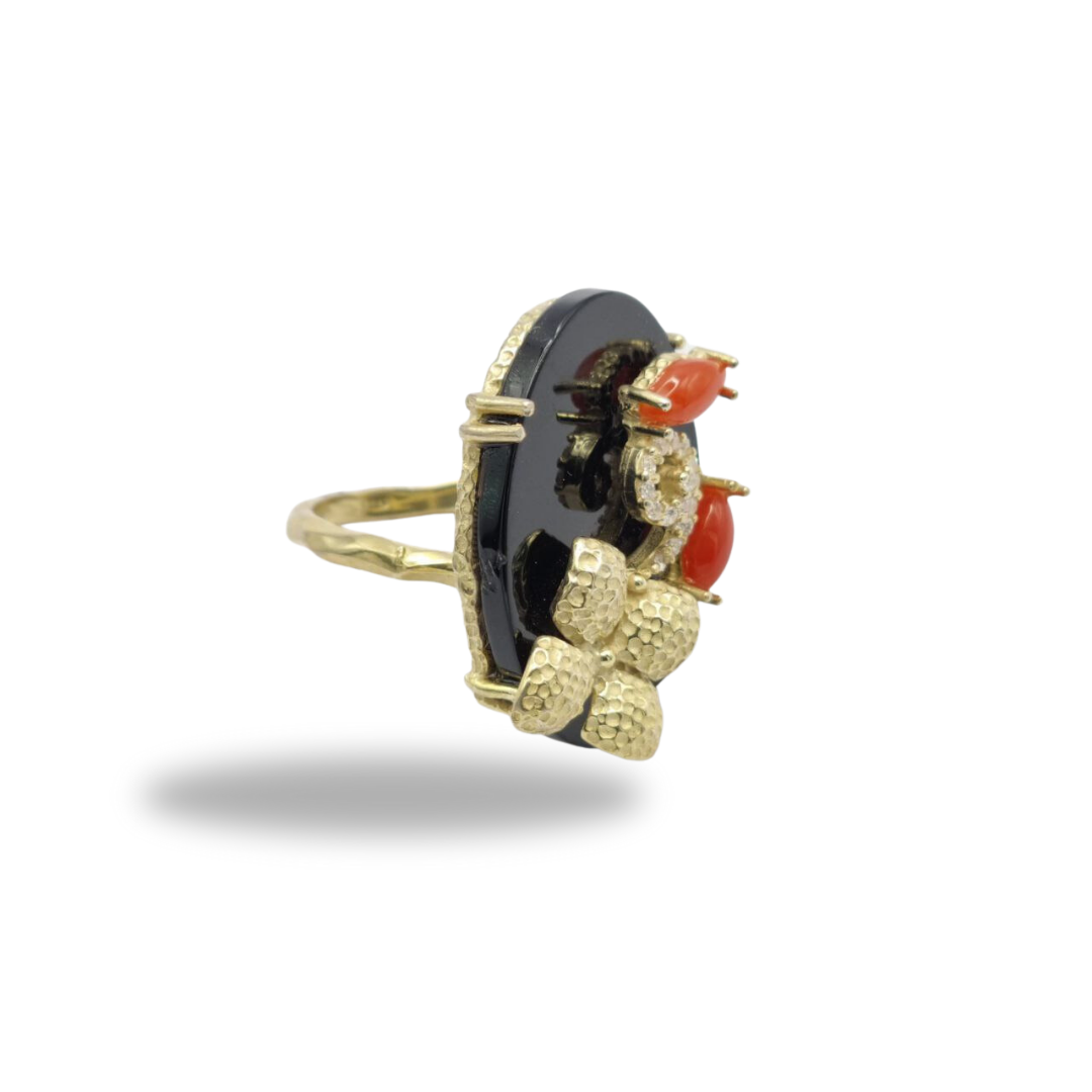 Ring in golden 925 silver with flower on oval plate in onyx and coral