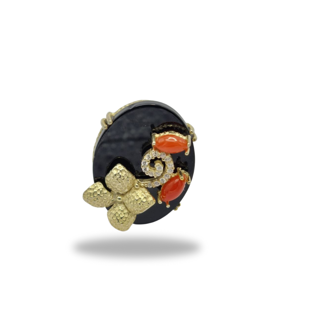 Ring in golden 925 silver with flower on oval plate in onyx and coral