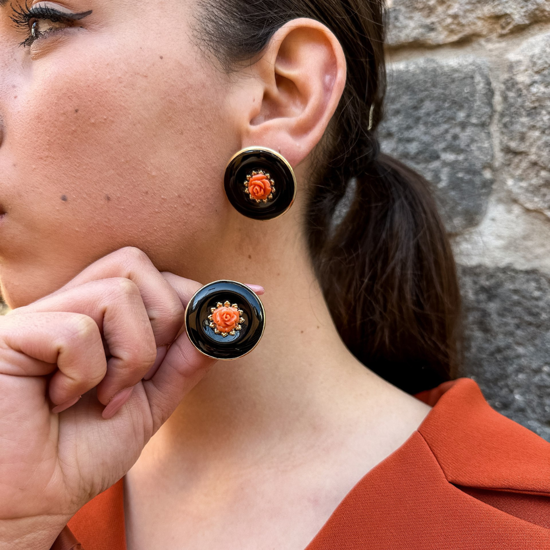 Orecchini in Argento 925 dorato con piastra bombata in Onice e rosa in Corallo di Sciacca