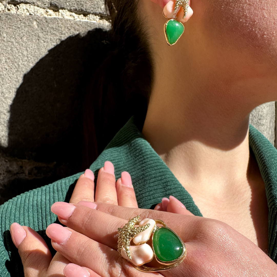 Anello in Argento 925 dorato con Stella marina, sassi di Corallo rosa e Crisoprasio.