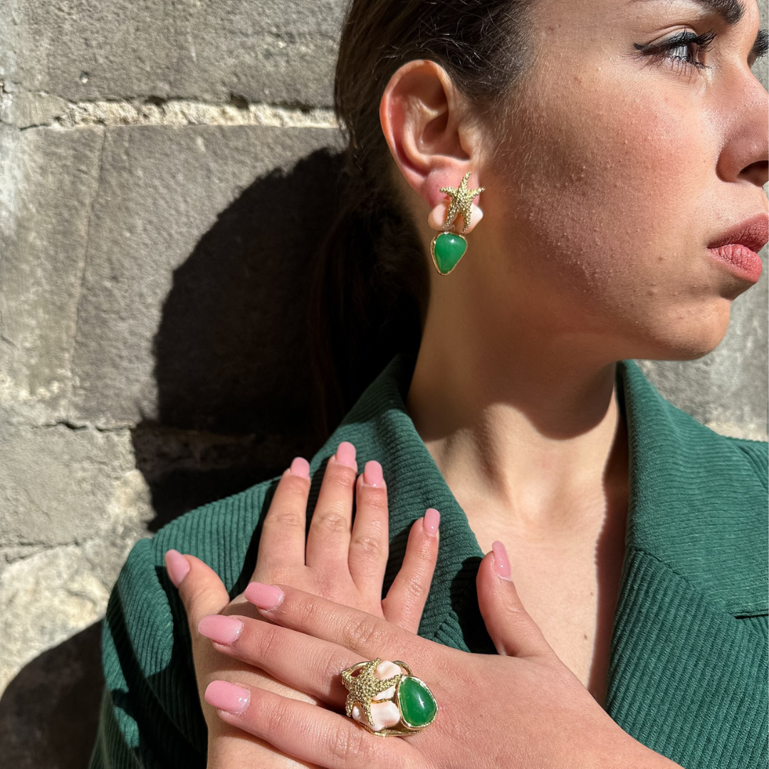 Anello in Argento 925 dorato con Stella marina, sassi di Corallo rosa e Crisoprasio.