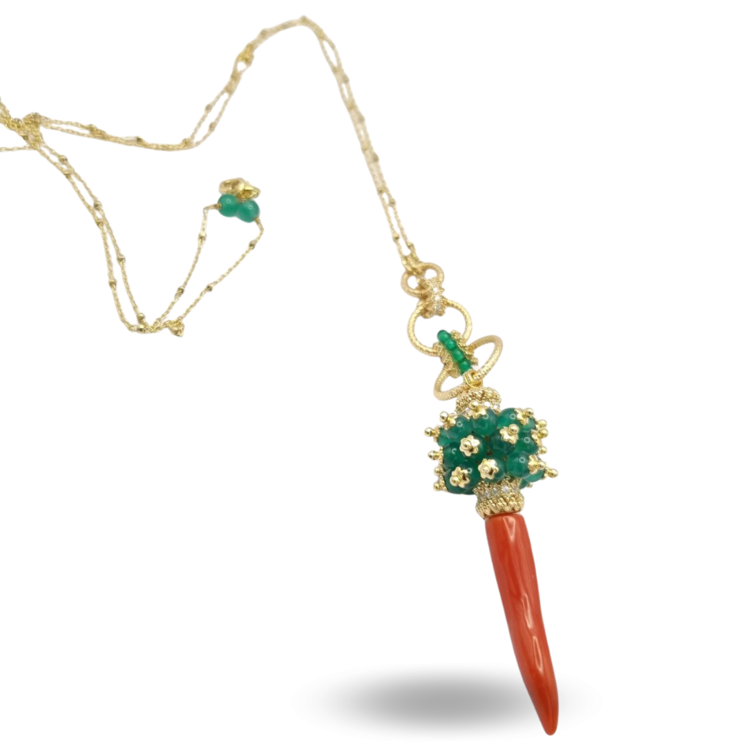 Collier en argent 925 plaqué or avec corne de corail et touffes de jade