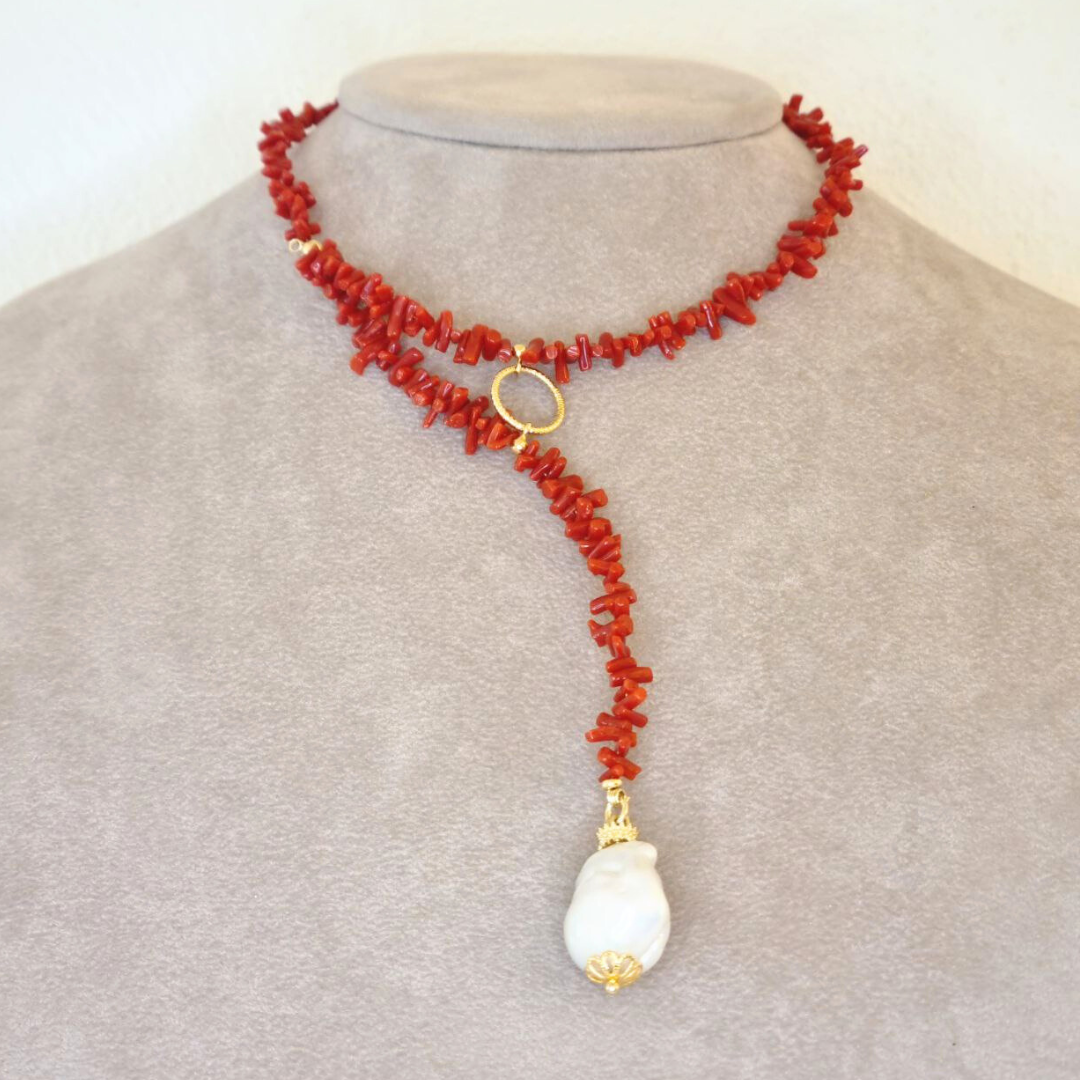 Collana semirigida in Argento 925 dorato con frange di Corallo rosso Mediterraneo e Perla Scaramazza terminale