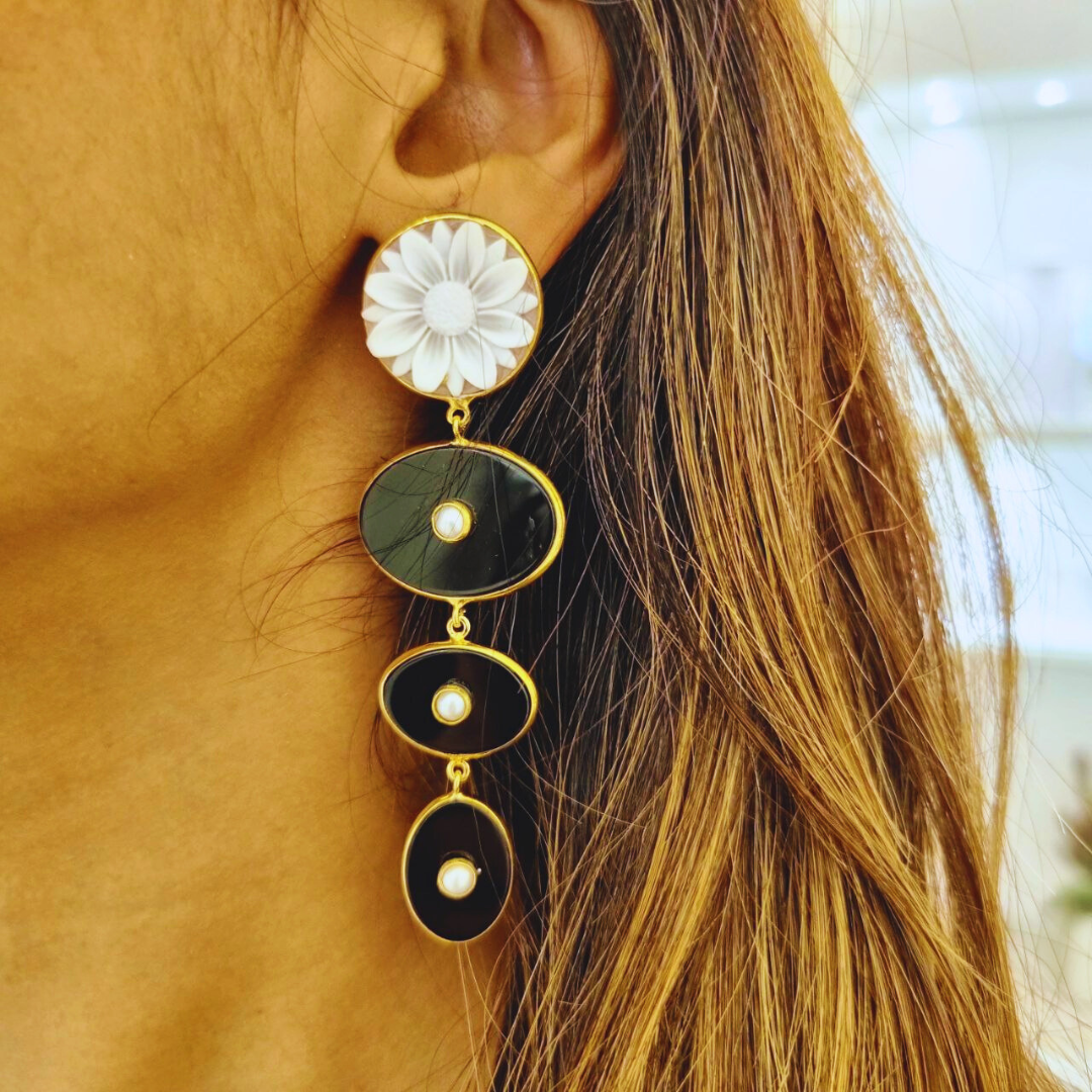 Orecchini in Argento 925 dorato asimmetrici con piastre di Onice, Perle e Cammeo tondo a fiore