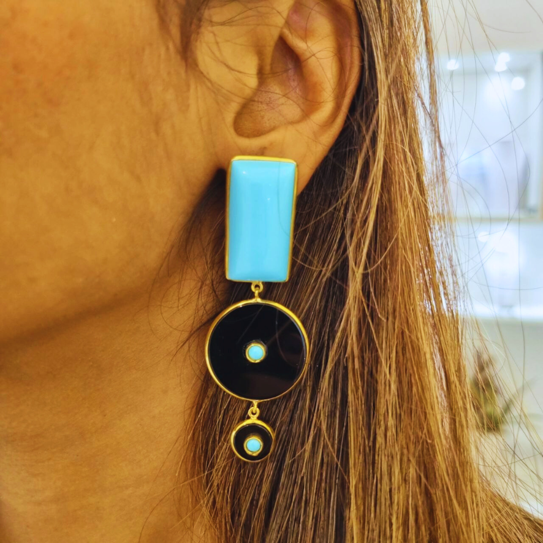 Orecchini in Argento 925 dorato asimmetrici con Piastra tonda in Onice grande e piccola e spola rettangolare in Pasta di Turchese