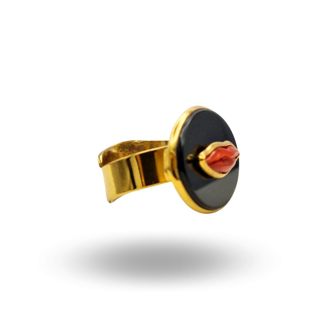 Anello in Argento 925 dorato con piastra ovale in Onice e Labbra in Corallo rosso Mediterraneo. Misura regolabile