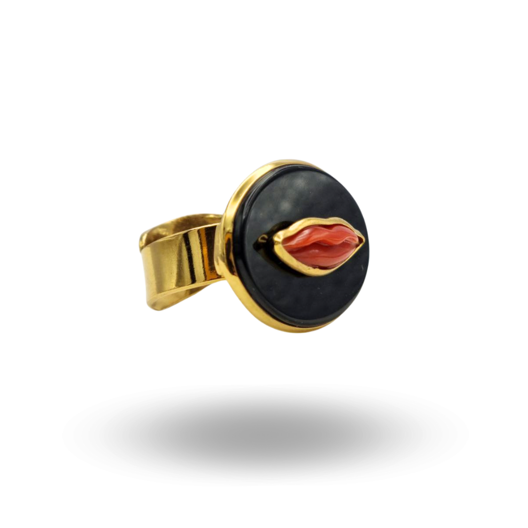 Anello in Argento 925 dorato con piastra ovale in Onice e Labbra in Corallo rosso Mediterraneo. Misura regolabile