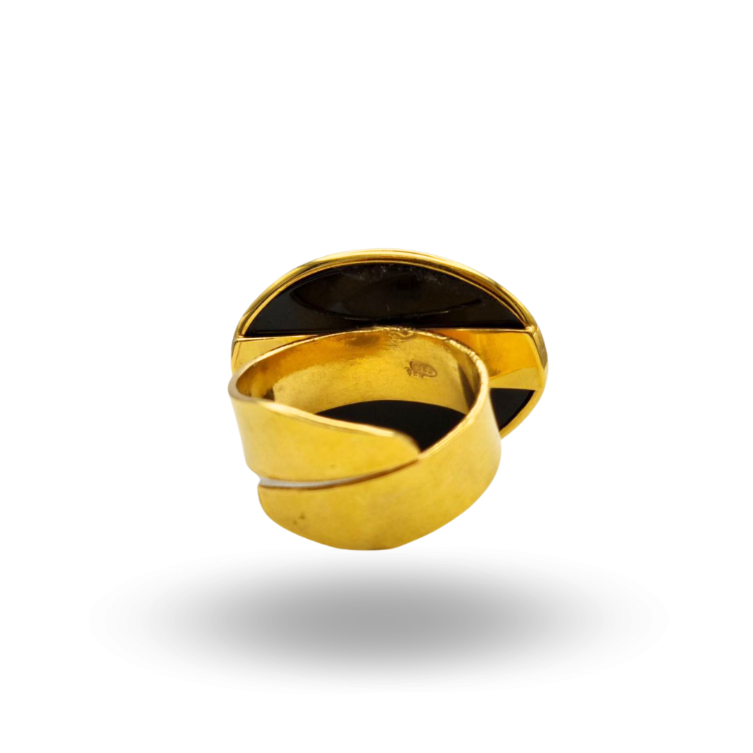 Anello in Argento 925 dorato con piastra ovale in Onice e Labbra in Corallo rosso Mediterraneo. Misura regolabile
