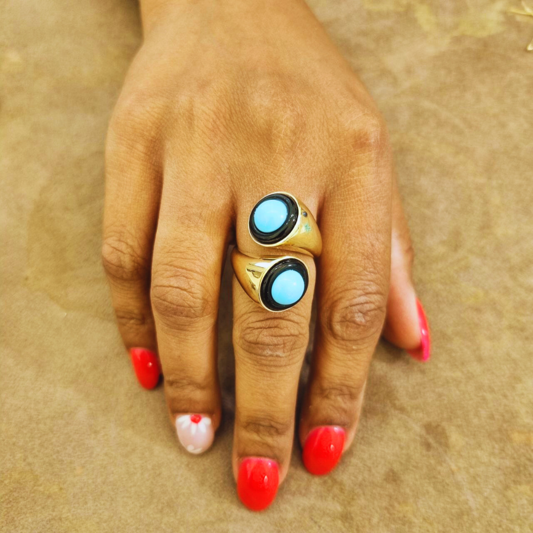 Anello contrariè in Argento 925 dorato effetto abbraccio con sfere di pasta di Turchese e cerchi in onice