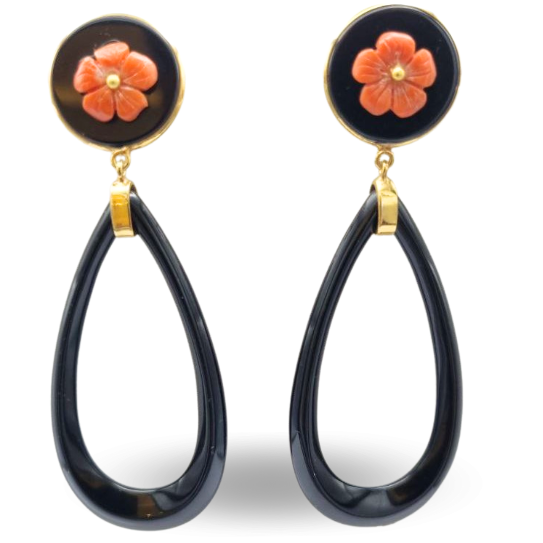Orecchini in Argento 925 dorato con gocce aperte in Onice e fiori in Corallo naturale