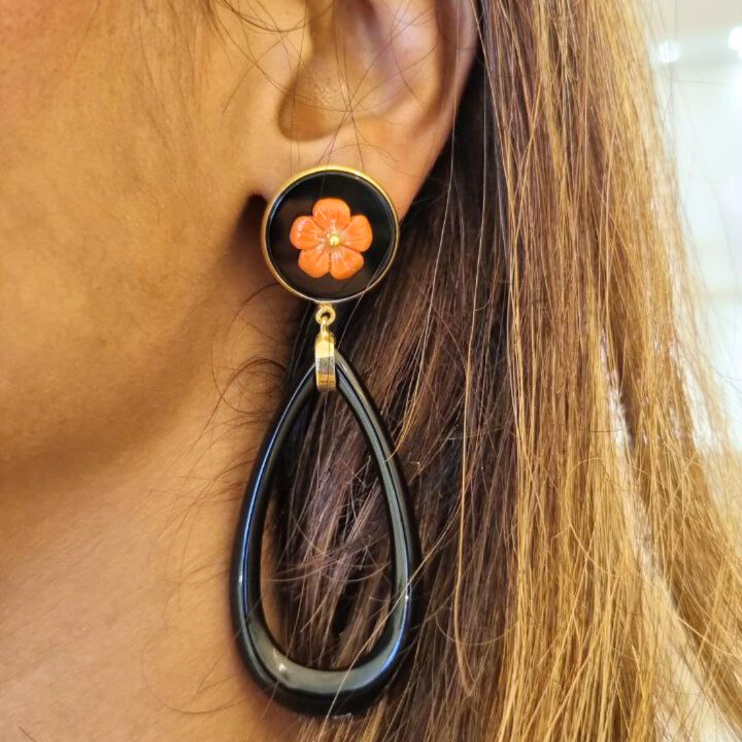 Orecchini in Argento 925 dorato con gocce aperte in Onice e fiori in Corallo naturale