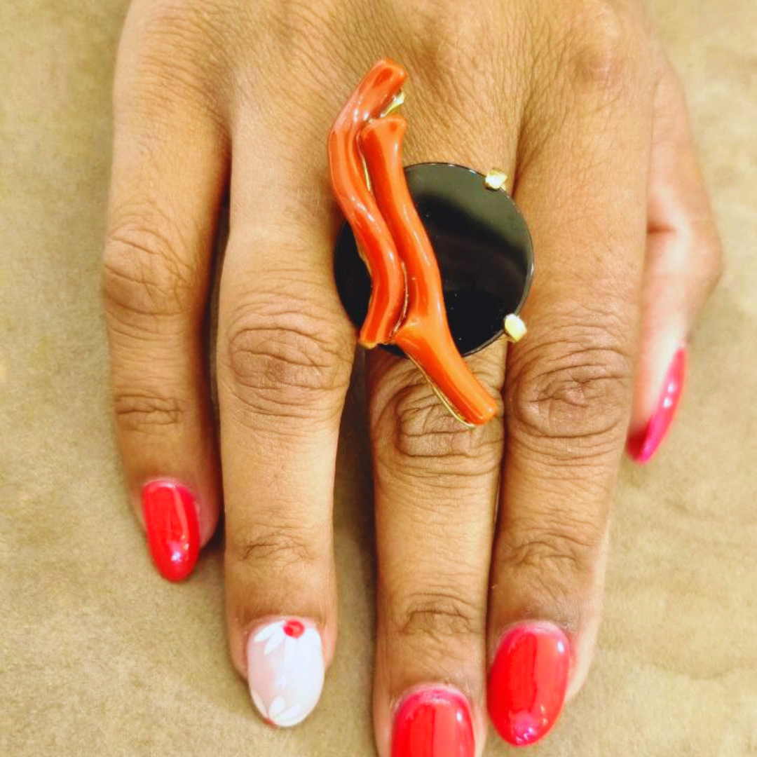 Anello in Argento 925 dorato con piastra in Onice e due rami di Corallo Rosso Mediterraneo