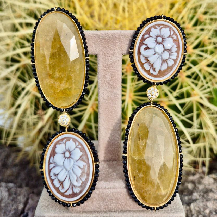 Orecchini in Argento 925 dorato asimmetrici con Cammei ovali su Sardonica, Radice di Zaffiro e giri di Spinelli neri