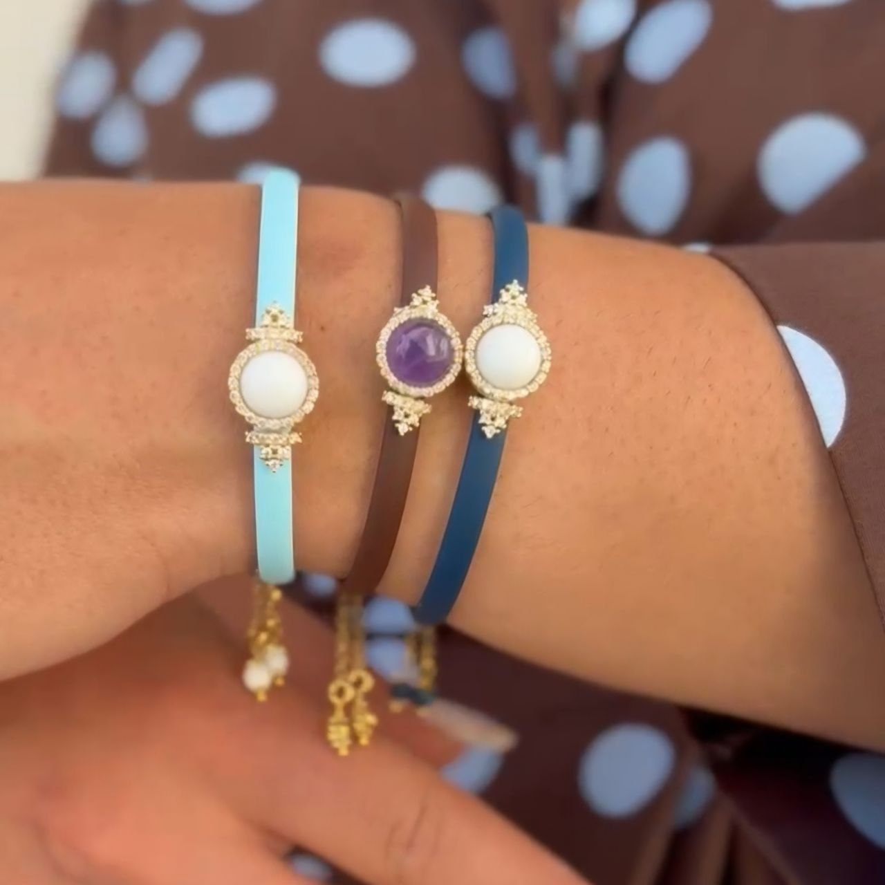 Bracciale in caucciù azzurro con inserti in Argento 925 dorato e bottoncino con pietra naturale a scelta. Chiusura con saliscendi