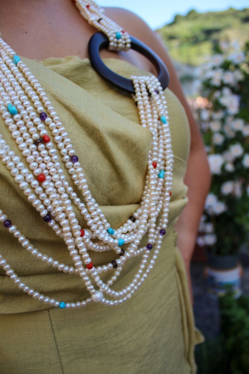 Collana a 10 fili in Perle, sassi di Turchese, Quarzo fumè, Corallo rosso e Ametista, cerchio in Ebano e chiusura in Argento 925 dorato