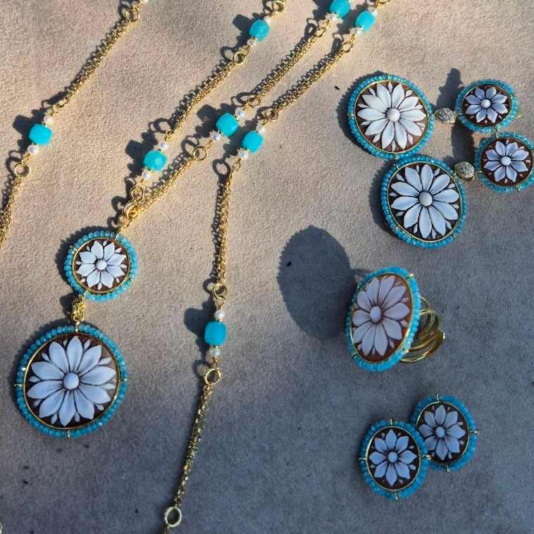 Orecchini in Argento 925 dorato con Cammeo floreale su Sardonica e giro in Topazio azzurro
