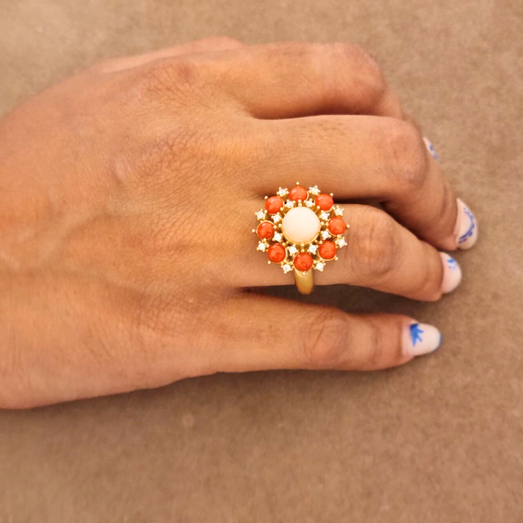 Anello in Argento 925 dorato a fiore con petali di Corallo Rosso Mediterraneo, Quarzi e centrale in Corallo Rosa