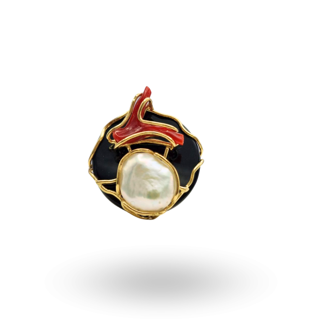Anello in Argento 925 dorato con piastra in Onice, rametto di Corallo rosso Mediterraneo e Perla Barocca