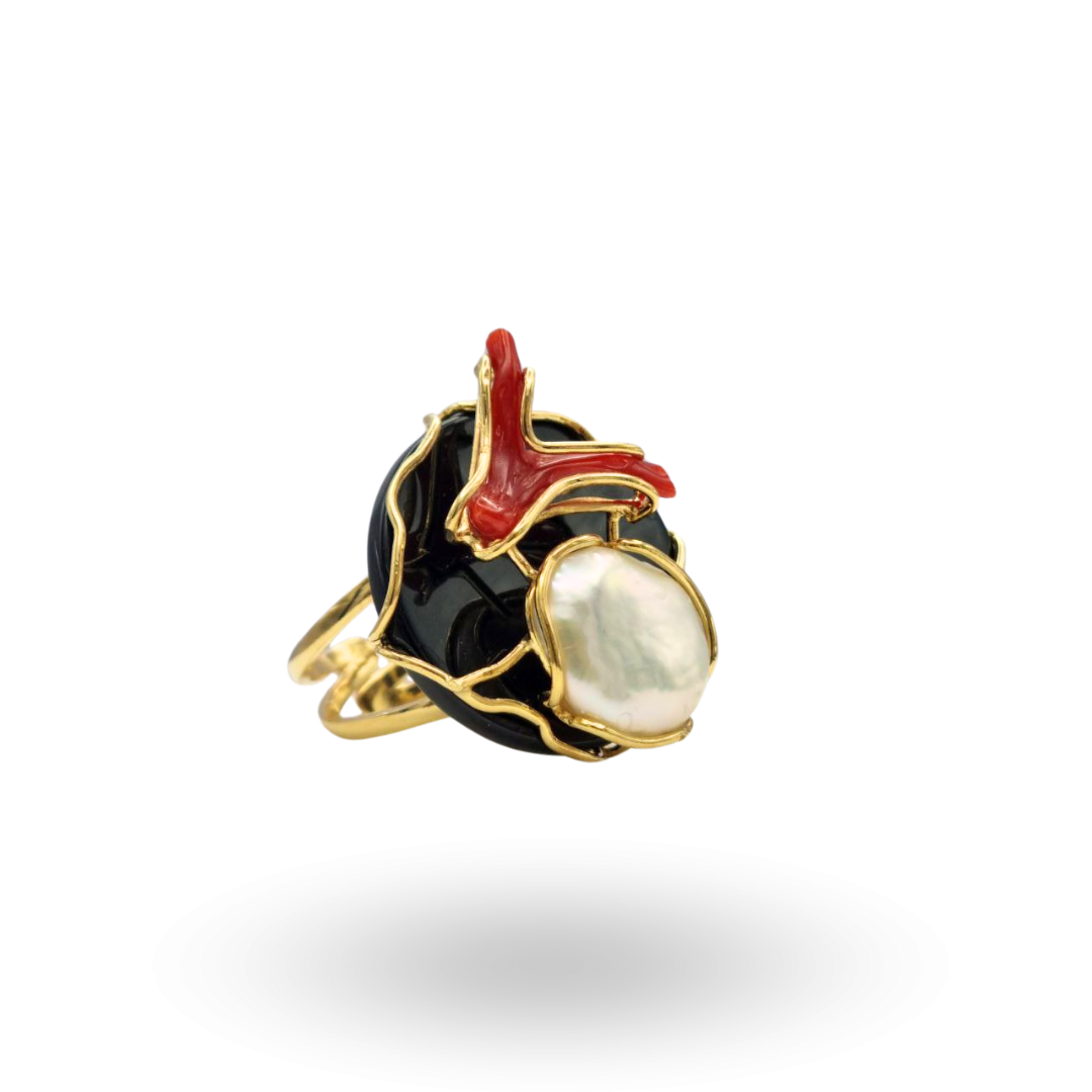 Anello in Argento 925 dorato con piastra in Onice, rametto di Corallo rosso Mediterraneo e Perla Barocca