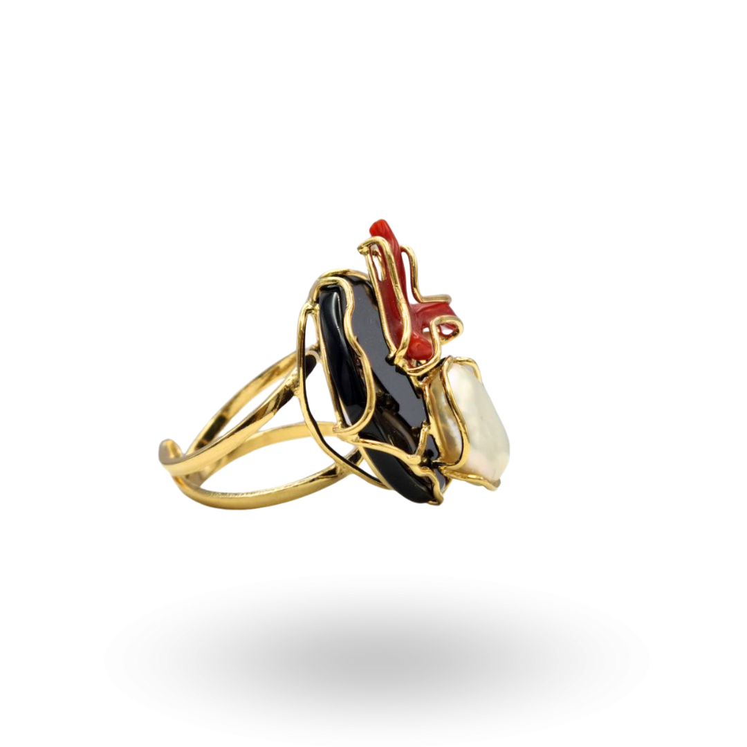 Anello in Argento 925 dorato con piastra in Onice, rametto di Corallo rosso Mediterraneo e Perla Barocca