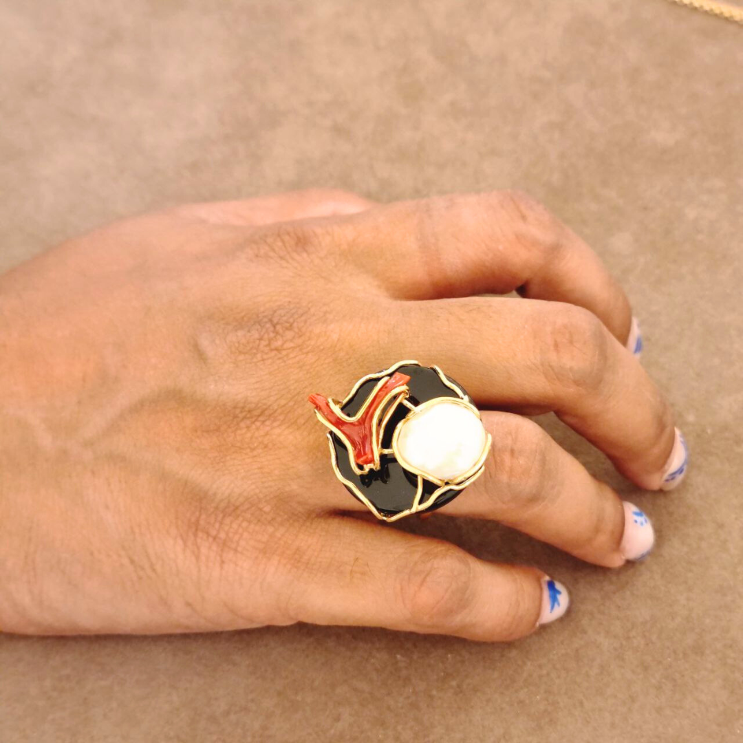 Anello in Argento 925 dorato con piastra in Onice, rametto di Corallo rosso Mediterraneo e Perla Barocca