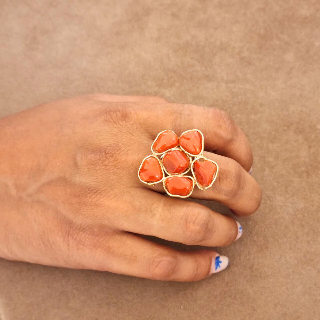 Anello in Argento 925 dorato con sei sassi di Corallo rosso Mediterraneo a forma di fiore