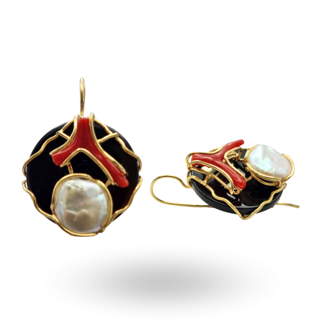Orecchini in Argento 925 dorato con Piastra in Onice, rametto di Corallo rosso Mediterraneo e Perla Barocca