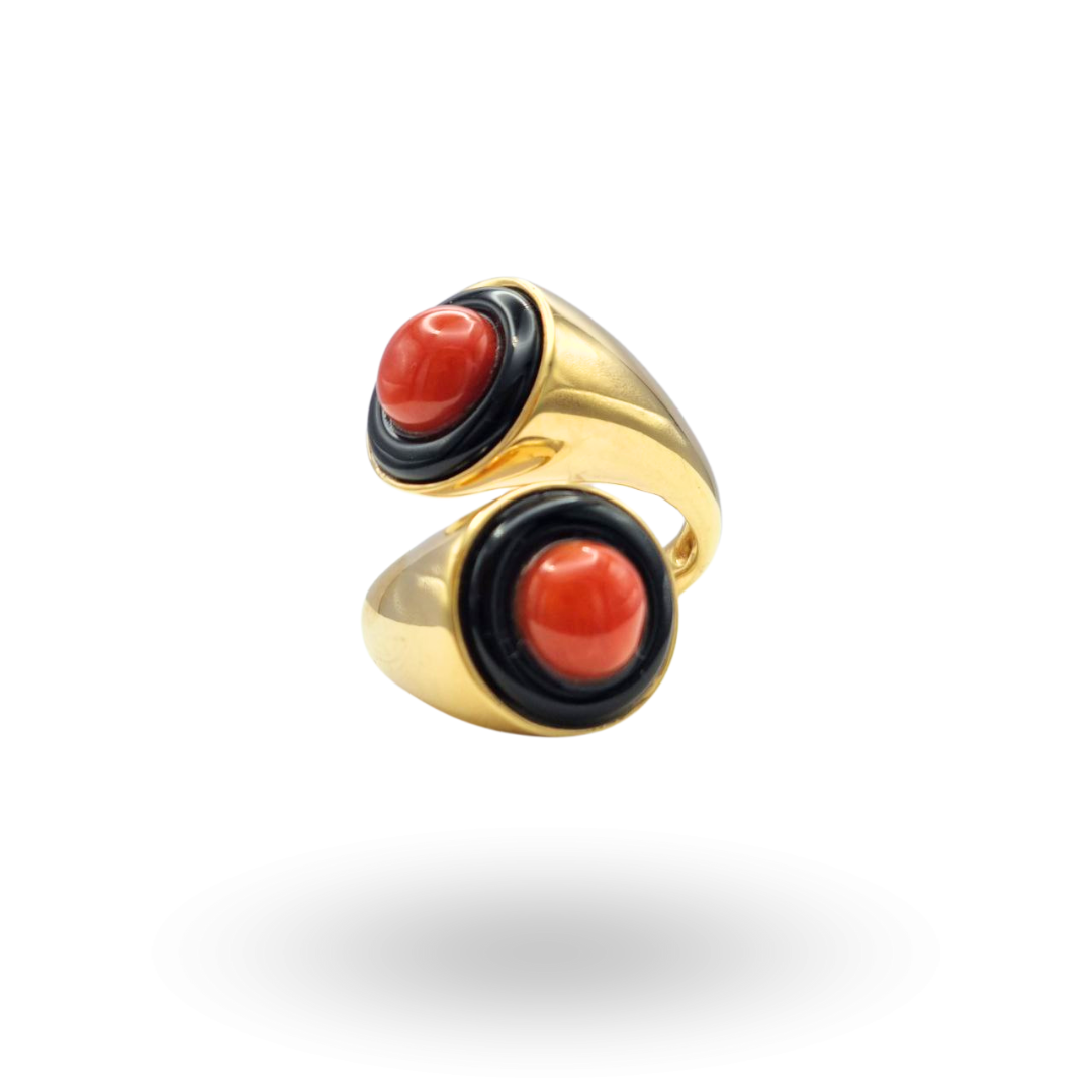 Anello contrariè in Argento 925 dorato effetto abbraccio con Corallo rosso Mediterraneo e cerchi in Onice