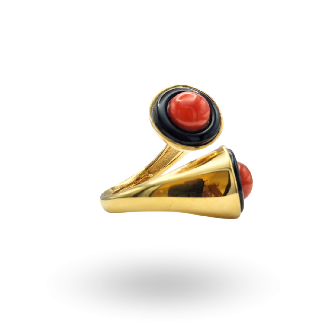 Anello contrariè in Argento 925 dorato effetto abbraccio con Corallo rosso Mediterraneo e cerchi in Onice