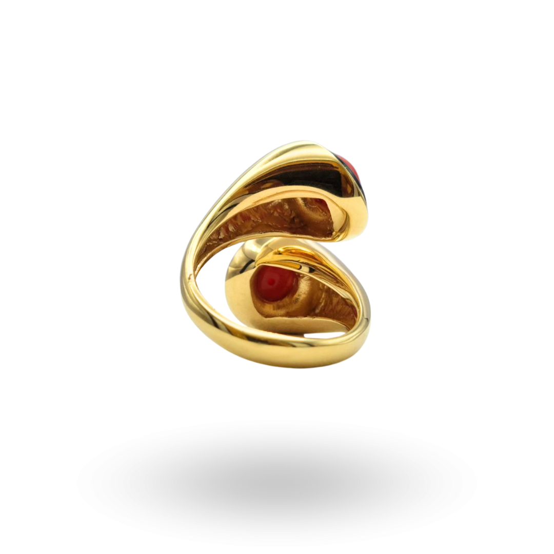 Anello contrariè in Argento 925 dorato effetto abbraccio con Corallo rosso Mediterraneo e cerchi in Onice