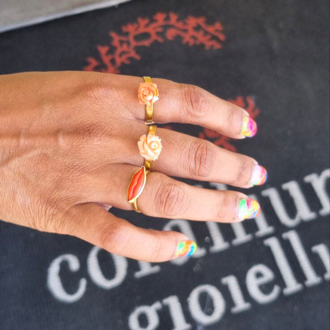 Anello in Argento 925 dorato con labbra in Corallo Rosso Mediterraneo inciso a mano