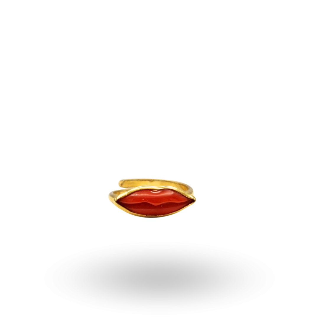 Anello in Argento 925 dorato con labbra in Corallo Rosso Mediterraneo inciso a mano