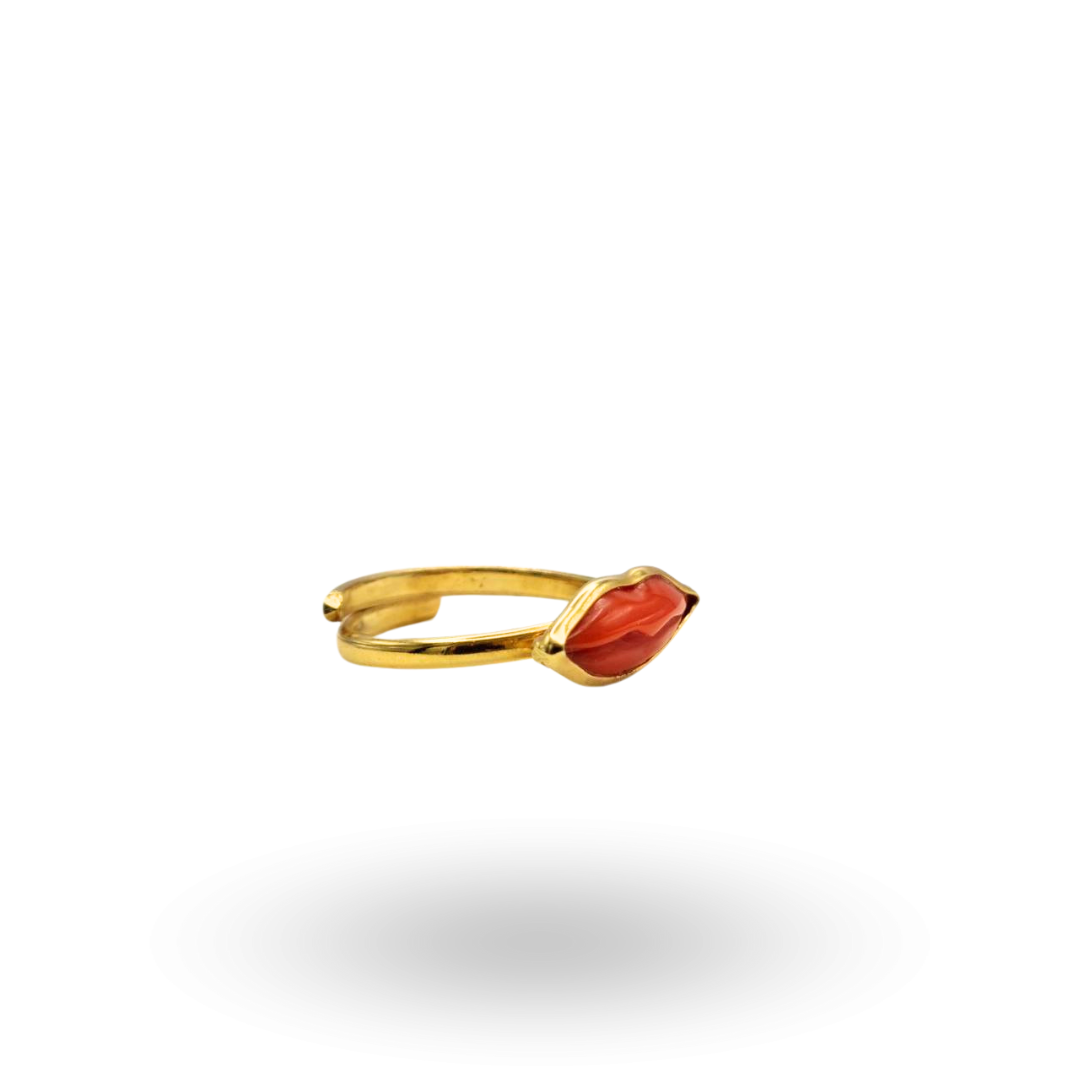 Anello in Argento 925 dorato con labbra in Corallo Rosso Mediterraneo inciso a mano