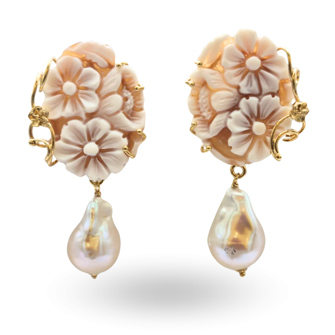 Orecchini in Argento 925 dorato con Cammeo su Sardonica inciso a mano, tema floreale, con montatura a filo lavorata a mano e Perle Scaramazze