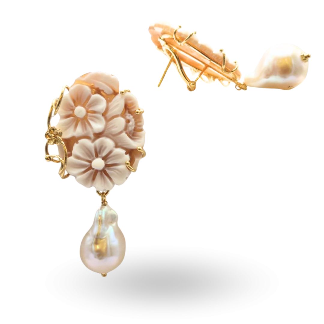Orecchini in Argento 925 dorato con Cammeo su Sardonica inciso a mano, tema floreale, con montatura a filo lavorata a mano e Perle Scaramazze