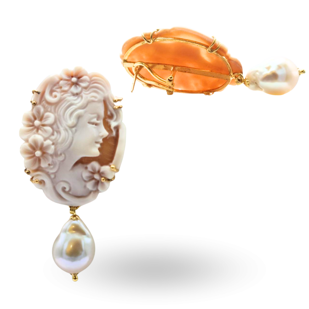 Orecchini in Argento 925 dorato con Cammeo su Sardonica inciso a mano, tema profilo donna e fiori, con montatura a griffe e Perle Scaramazze