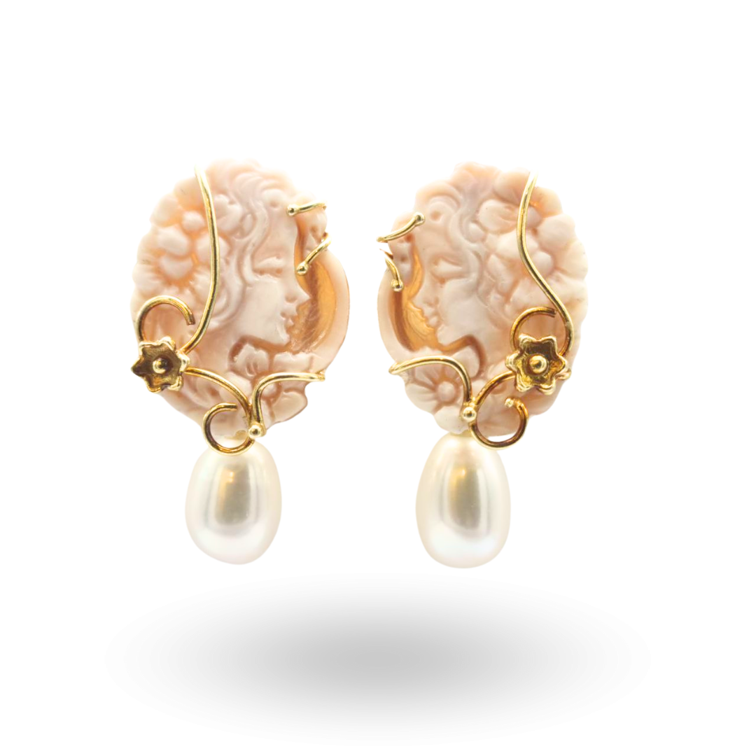 Orecchini in Argento 925 dorato con Cammeo su Sardonica inciso a mano, tema profilo di donna e fiori, con montatura a filo lavorata a mano e Perle Barocche