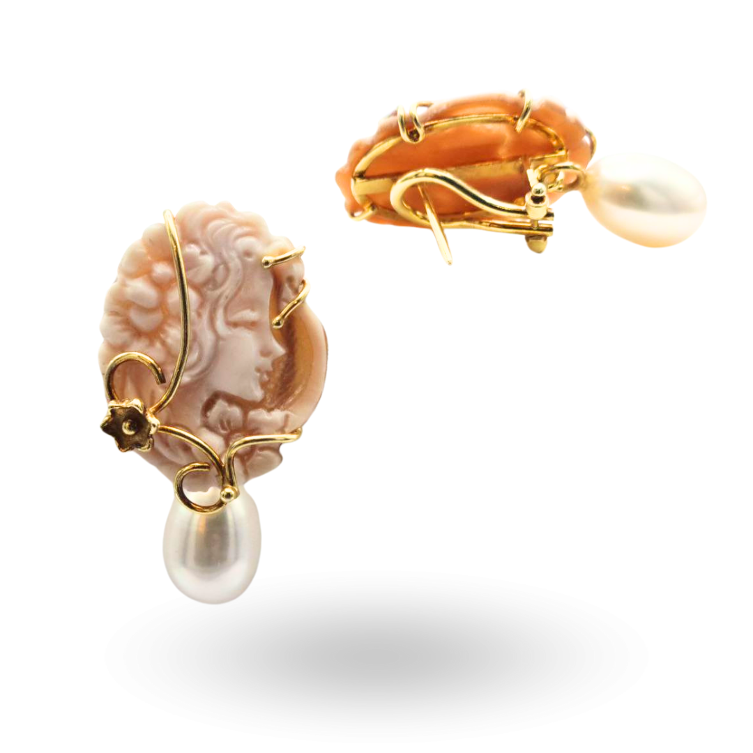 Orecchini in Argento 925 dorato con Cammeo su Sardonica inciso a mano, tema profilo di donna e fiori, con montatura a filo lavorata a mano e Perle Barocche