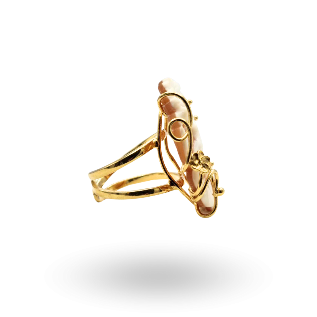Anello in Argento 925 dorato con Cammeo su Sardonica inciso a mano, tema floreale con tre fiori, con montatura a filo lavorata a mano