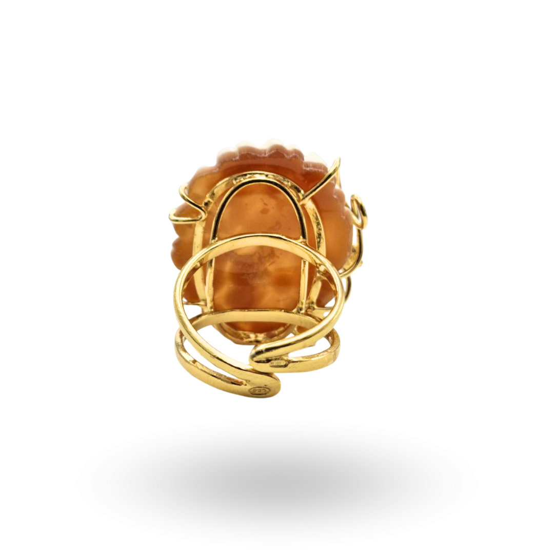 Anello in Argento 925 dorato con Cammeo su Sardonica inciso a mano, tema floreale con tre fiori, con montatura a filo lavorata a mano