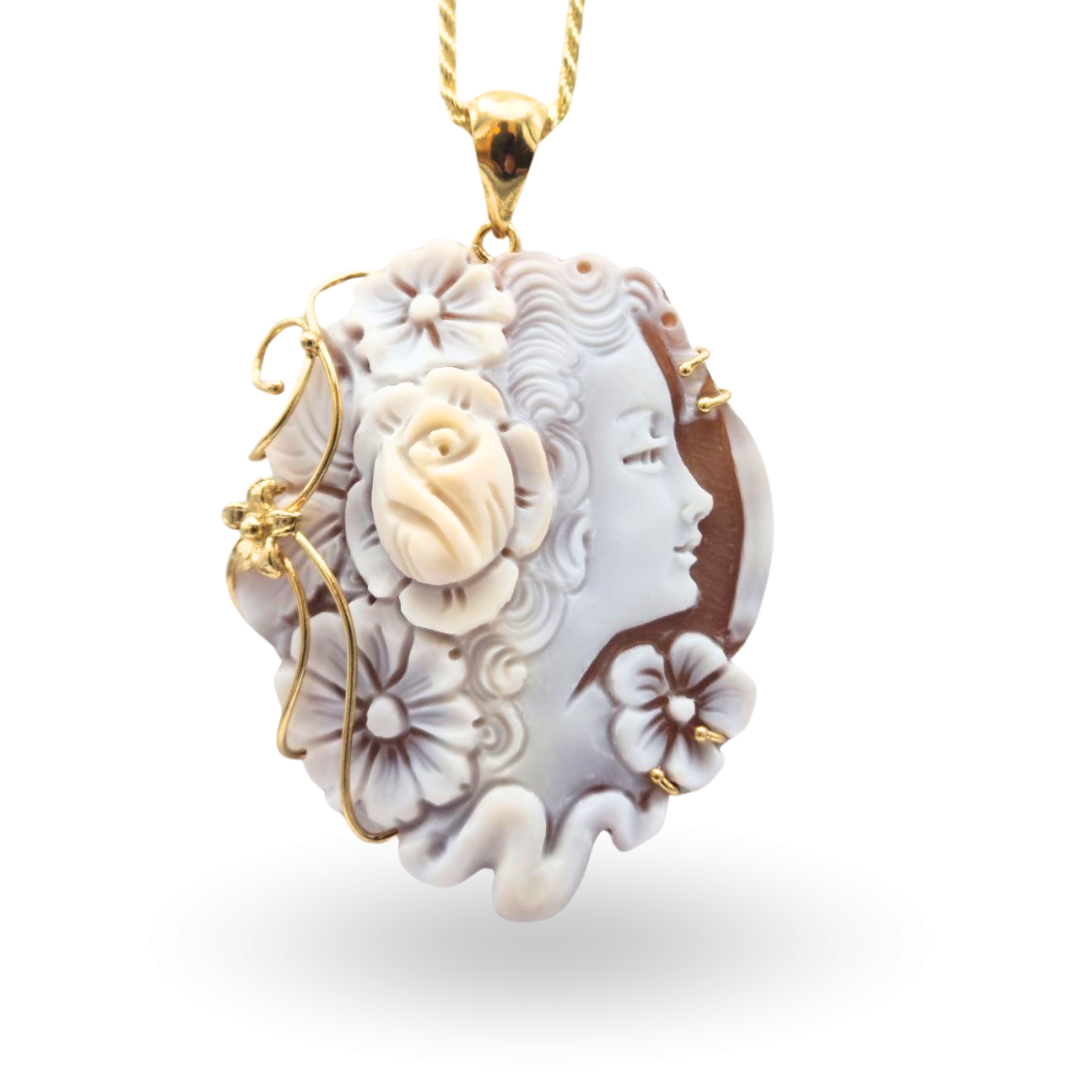 Ciondolo in Argento 925 dorato con Cammeo su Sardonica inciso a mano, tema profilo di donna e fiori, con montatura a filo lavorata a mano