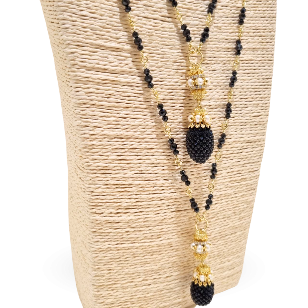 Collana linea Barocca in Argento 925 dorato con catena ammagliata di 90cm in Spinelli neri, coroncine in Perle e pendente con goccia di Spinelli neri lavorazione Tessito